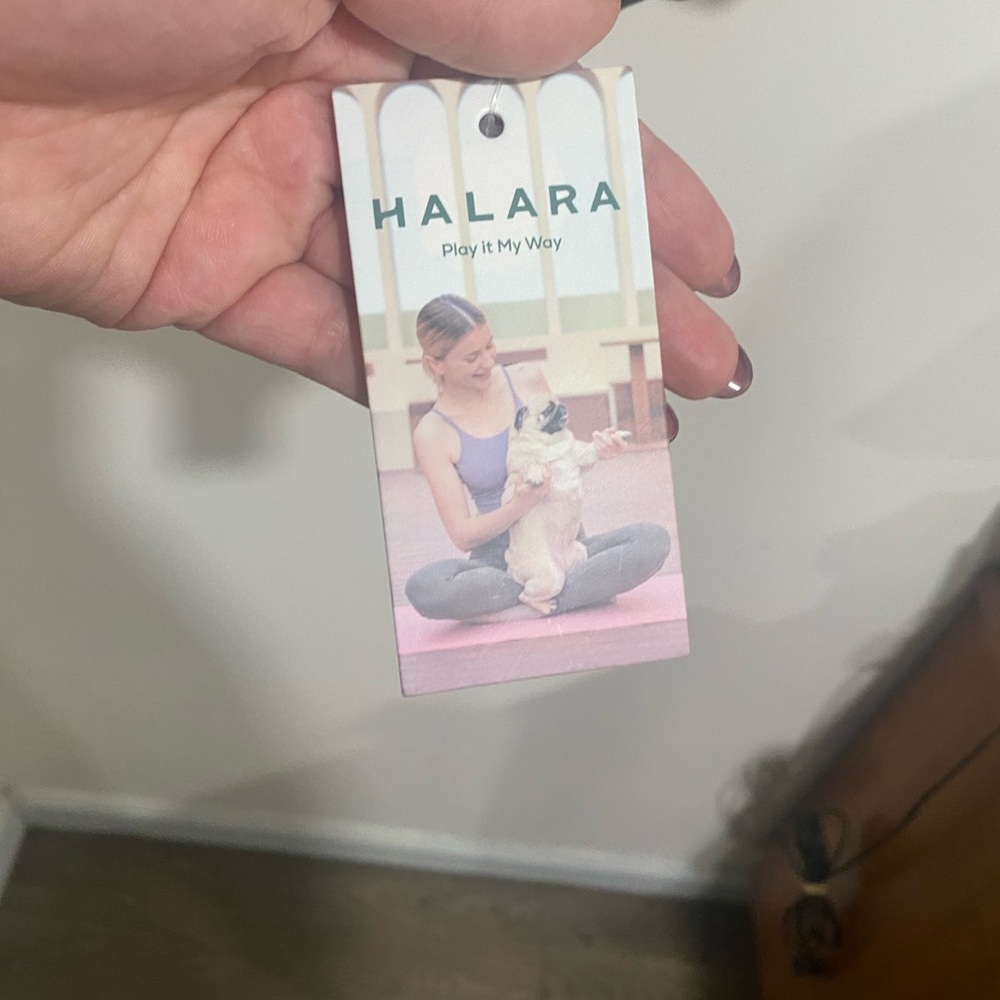 Halara workout top - Picture 2 of 3